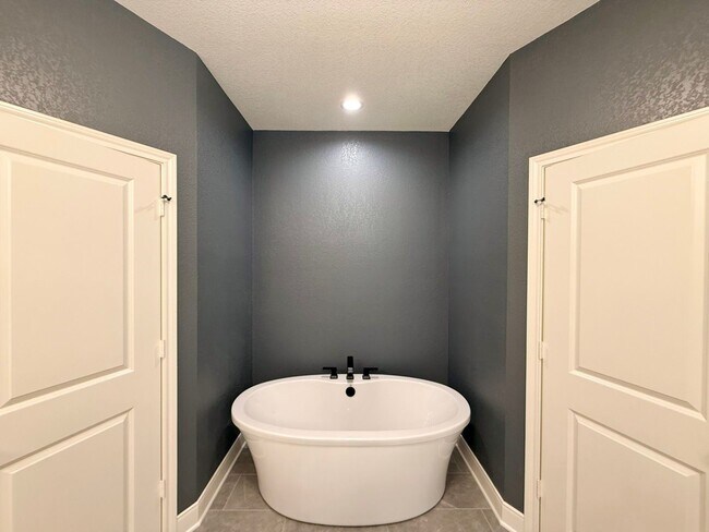 Building Photo - Beautiful and Spacious 3-Bedroom, 2-Bath R...