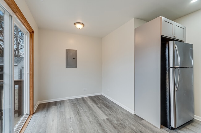 Building Photo - 2414 Emlong St