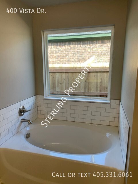 Building Photo - 400 Vista Dr