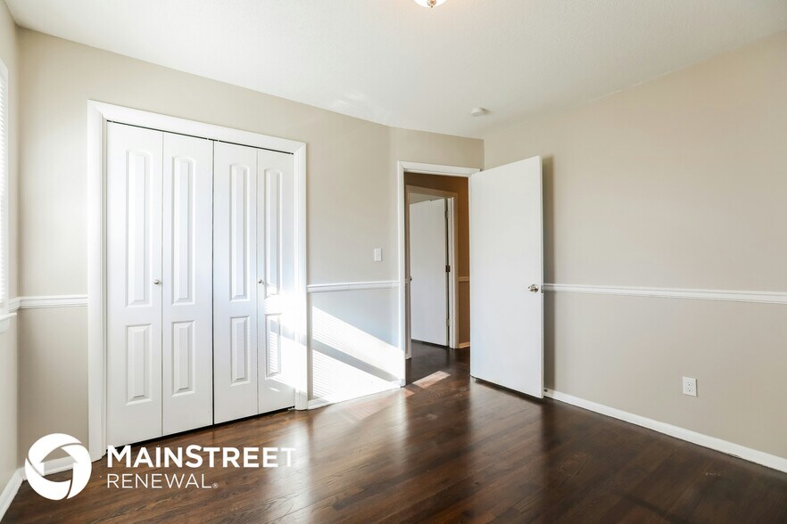 Building Photo - 2900 S Linwood Ave