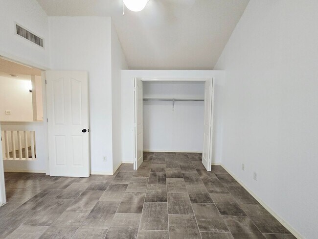 Building Photo - Charming 3 bedroom, 2.5 bath home in West ...
