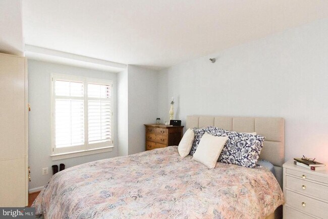 Building Photo - 2400 Clarendon Blvd