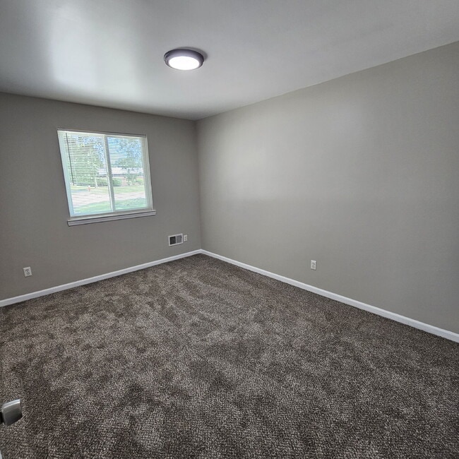 Building Photo - 3 Bed Ranch with New Carpet and Freshly Pa...