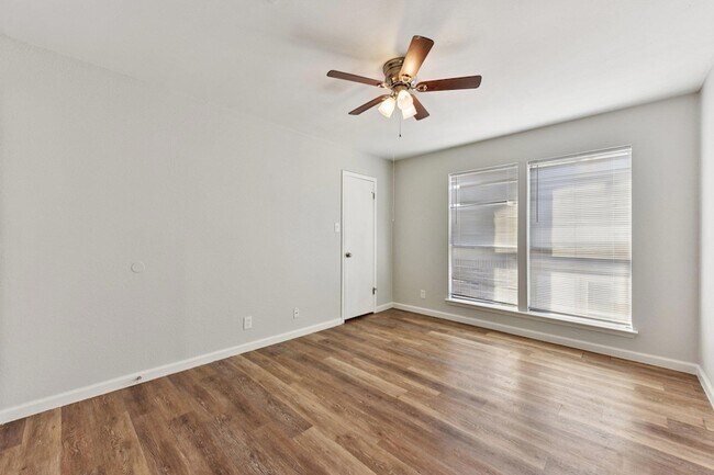 Building Photo - 1210 Southport Dr