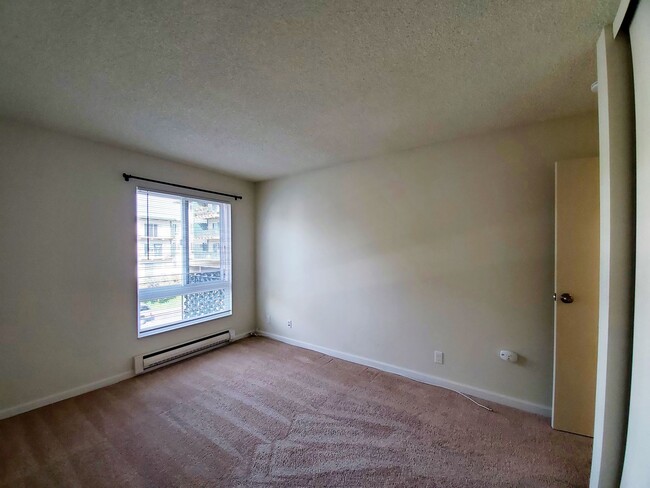 Building Photo - Beautiful, sunny woodlake condo