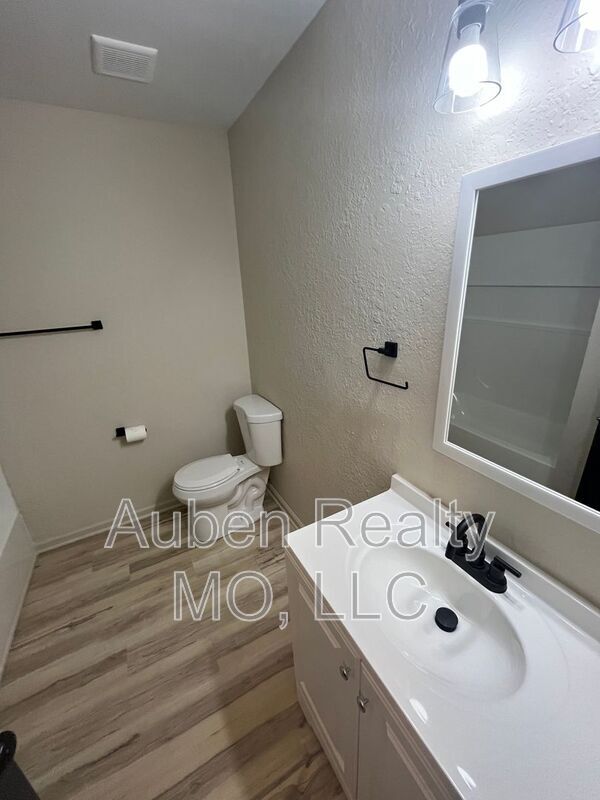 Building Photo - 3306 NW Mill Dr