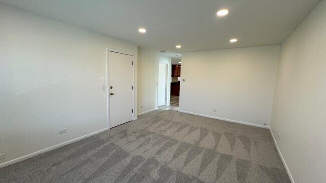 Building Photo - 3 bedroom in CHICAGO IL 60630