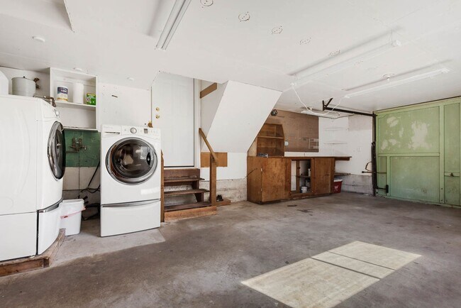 Building Photo - Bright 3-Bedroom Rambler with Hardwood Floors & Garden Space