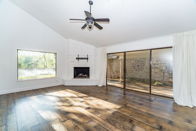Building Photo - RENOVATED 2-BEDROOM IN WHISPERING OAKS