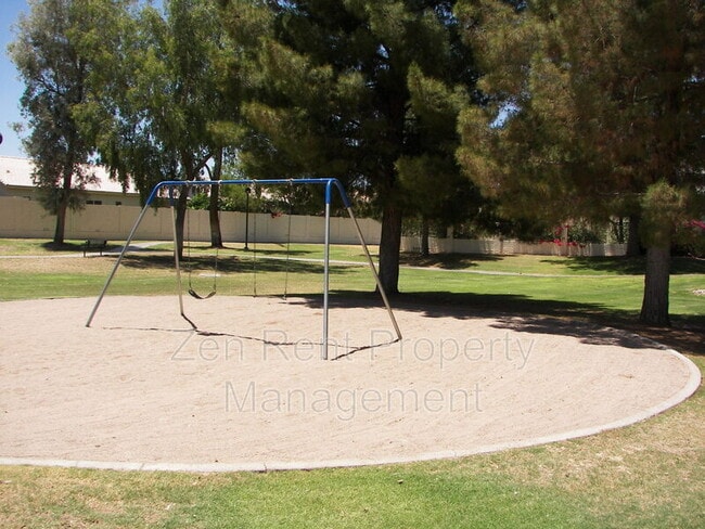 Building Photo - 1471 E Park Ave