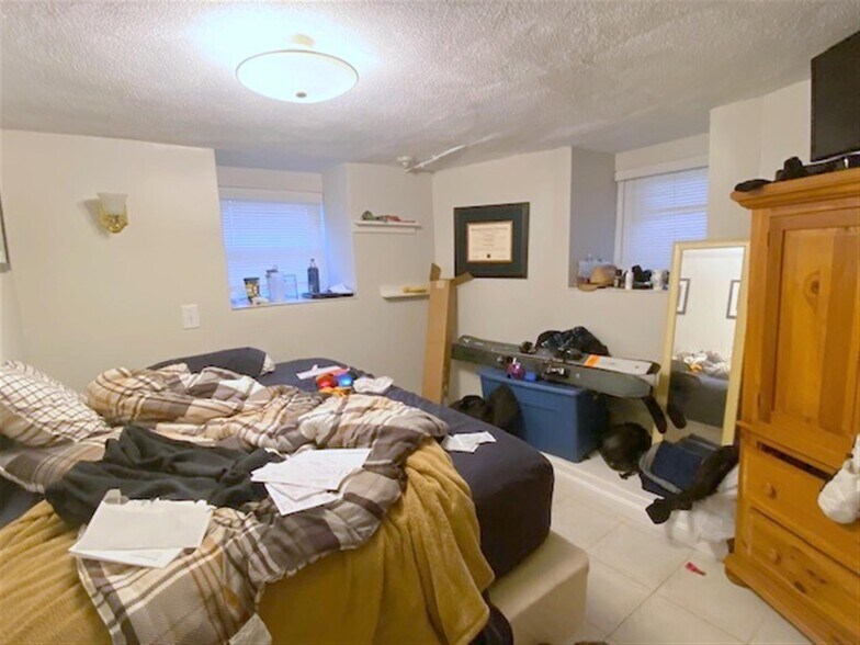 Building Photo - 521 Main St