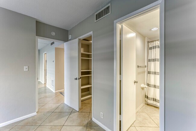 Building Photo - 2900 NE 30th St