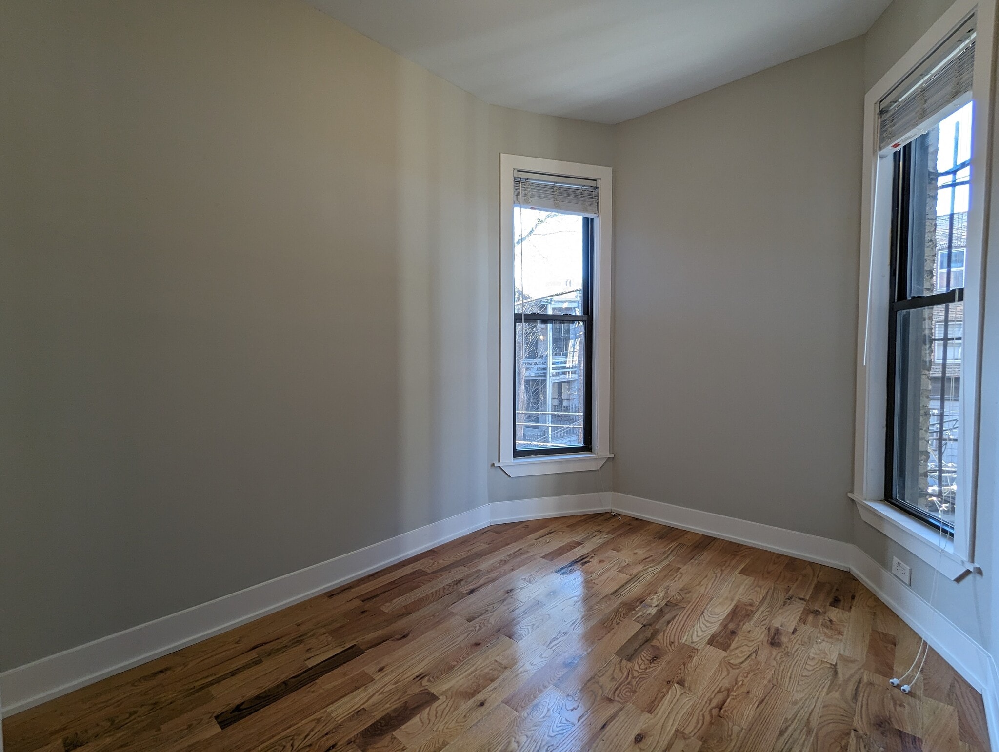 Building Photo - 625 W Oakdale Ave