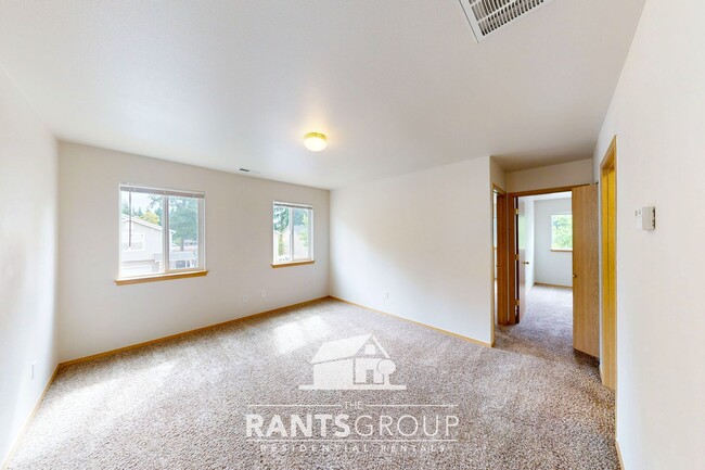 Building Photo - Spacious 3 Bed, 2.5 Bath Townhome in Lacey...