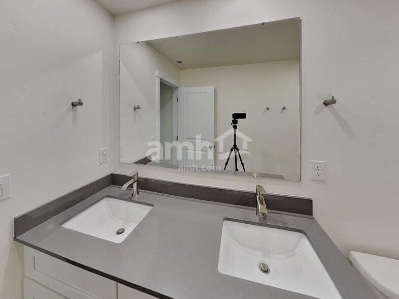 Building Photo - 1551 N Barkvine Ave