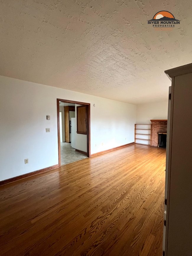 Building Photo - 3 Bedroom Home with Carport in Blacksburg