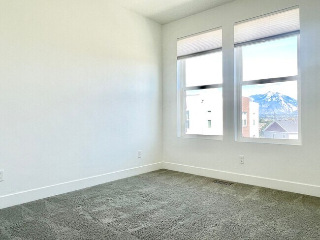 Building Photo - Gorgeous Townhome in South Jordan!