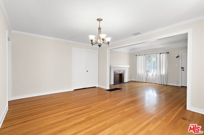Building Photo - 830 N Orange Dr