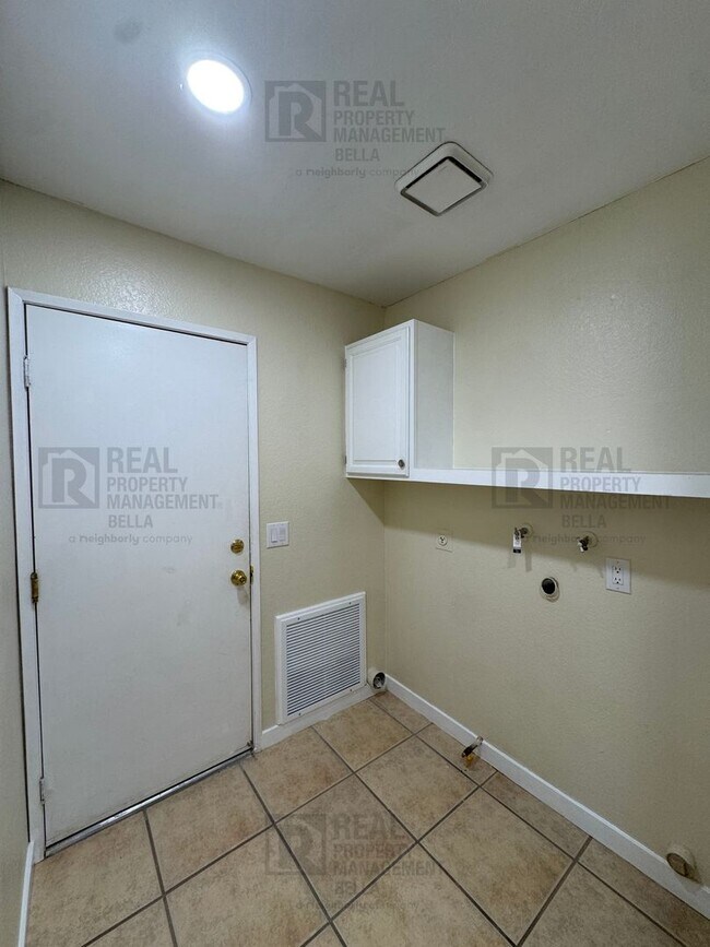 Building Photo - Corner-Lot Charmer with Open Layout and Sp...