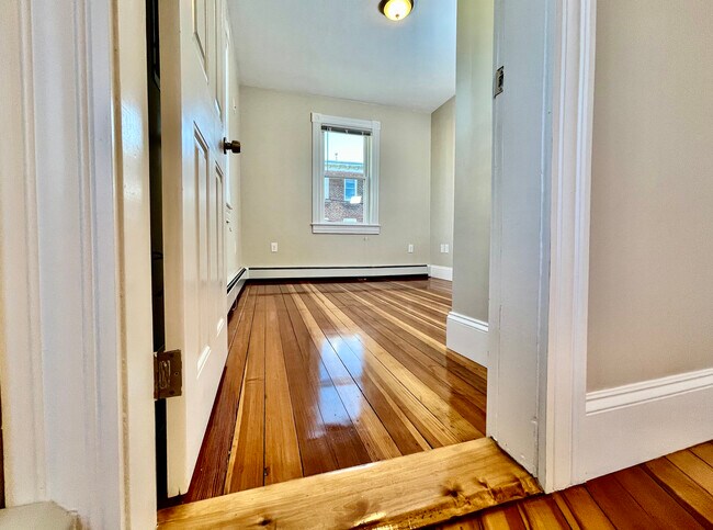 Building Photo - 18 Messenger St