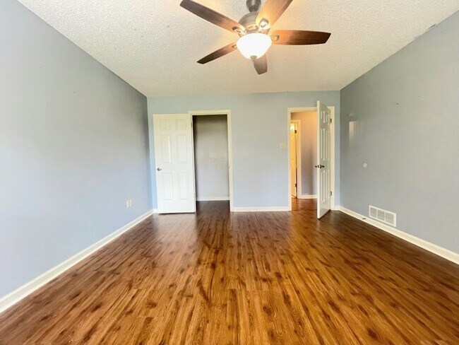 Building Photo - Country living, right in the center of Olive Branch