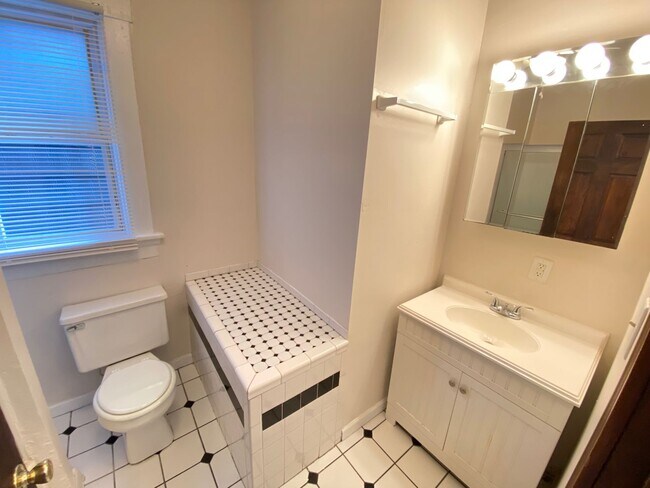 Building Photo - 252-254-254 King Ave