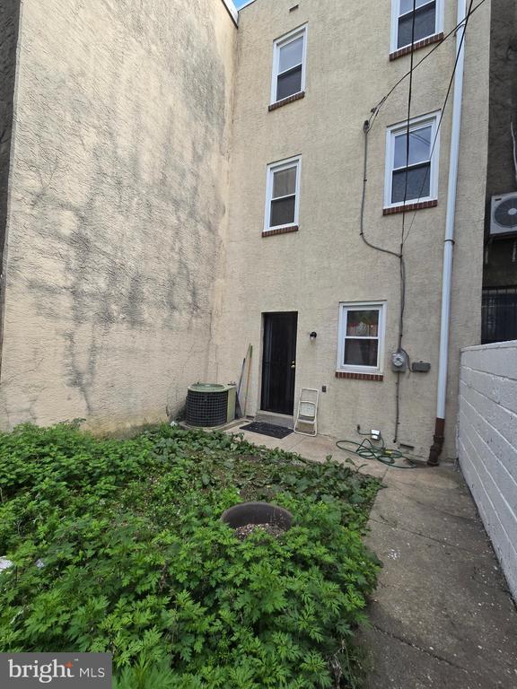Building Photo - 1351 Christian St