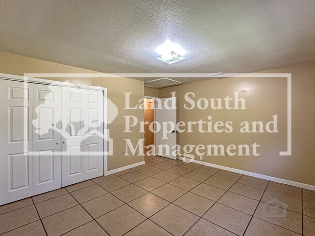 Building Photo - 2527 Crystal Lake Acres Dr