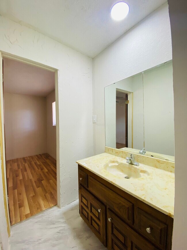 Building Photo - 815 S Roy Reynolds Dr