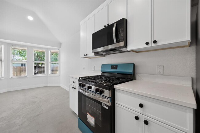 Building Photo - 14511 Oliphant St