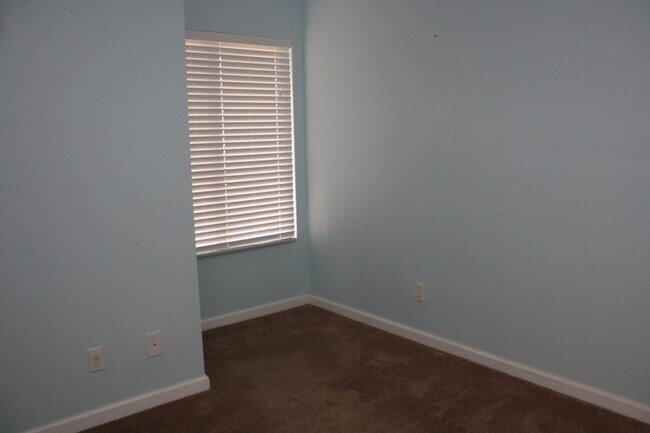 Building Photo - Fabulous 3 bedroom 2 bathroom Big Back Yard