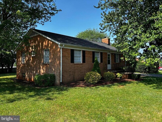 Building Photo - 525 Azalea St