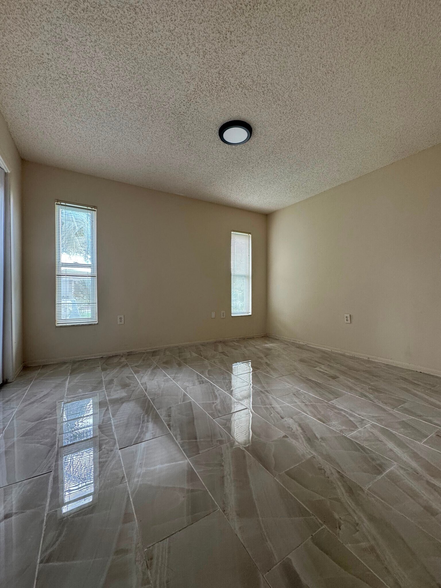 Building Photo - 9945 Woodridge Ct