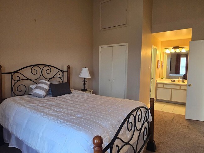 Building Photo - Spacious Condo With Covered parking