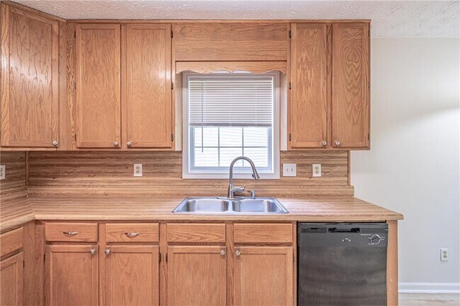 Building Photo - 2402 Betsy Ct SW