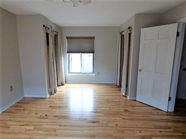 Building Photo - Fabulous 2 BR Condo near German Village!