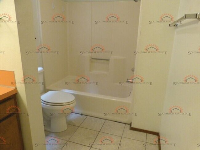 Building Photo - Spacious 2 bedroom 1 bath with a fireplace!