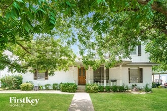 Building Photo - 206 E 5th St