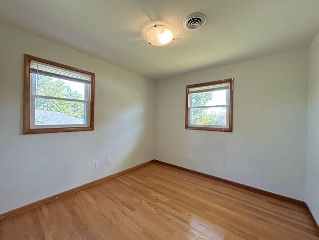 Building Photo - Charming Christiansburg home.