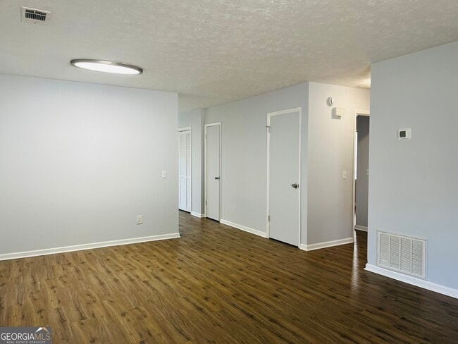 Building Photo - 104 Peachtree Ct