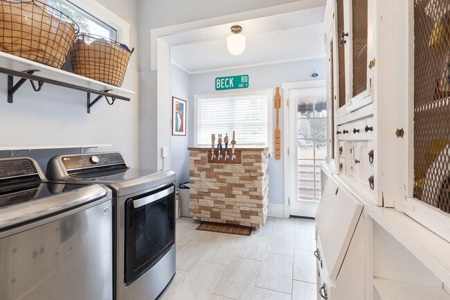 Building Photo - Timeless 3/2 in the Heart of Midtown by Piedmont Park!