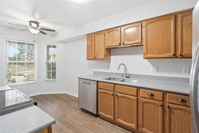 Building Photo - 2201 Coach House Blvd