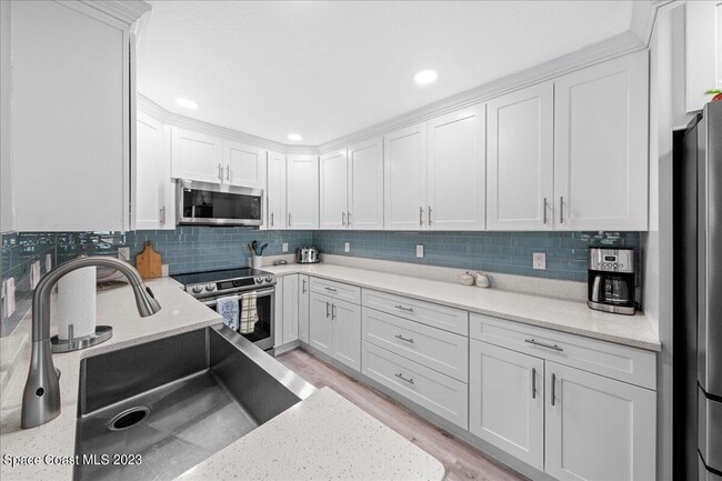 Building Photo - 7801 Ridgewood Ave