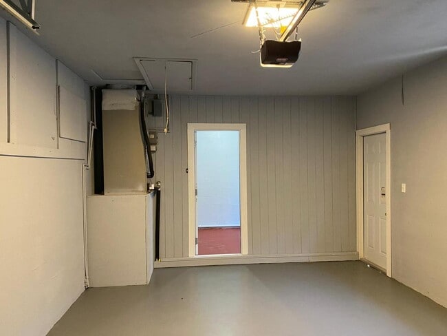 Building Photo - 2613 Drake Dr