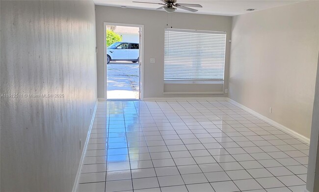 Building Photo - 906 Greenbriar Dr