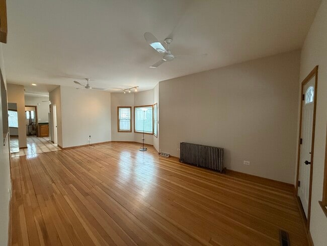 Building Photo - 4844 W Montrose Ave