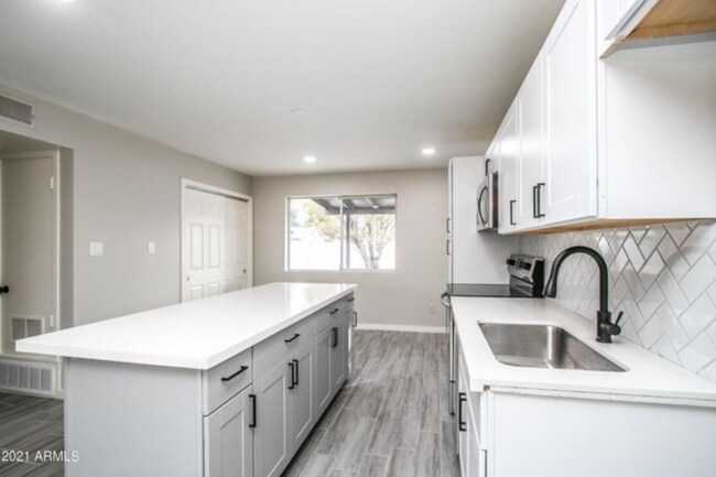Building Photo - Beautiful remodel home near ASU