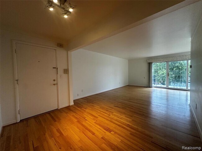 Building Photo - 458 Fox Hills Dr S