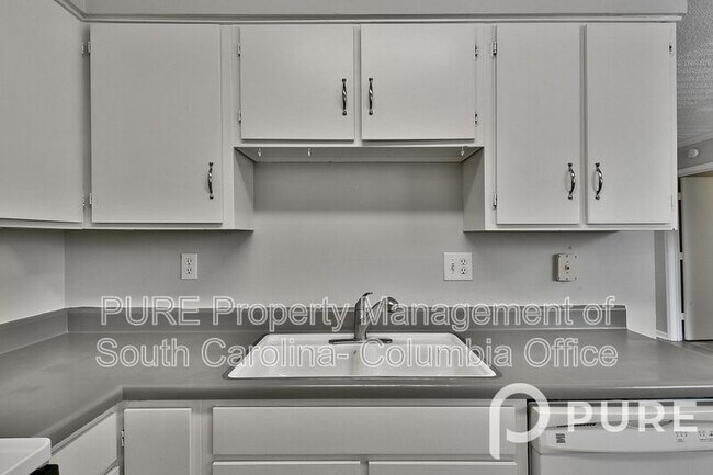 Building Photo - 601 Riverhill Cir