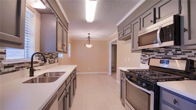 Building Photo - 1609 Castlewood Ct